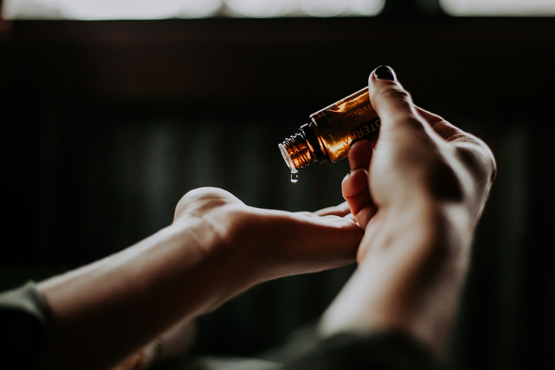 Best Essential Oils for Travel & How to Use Them