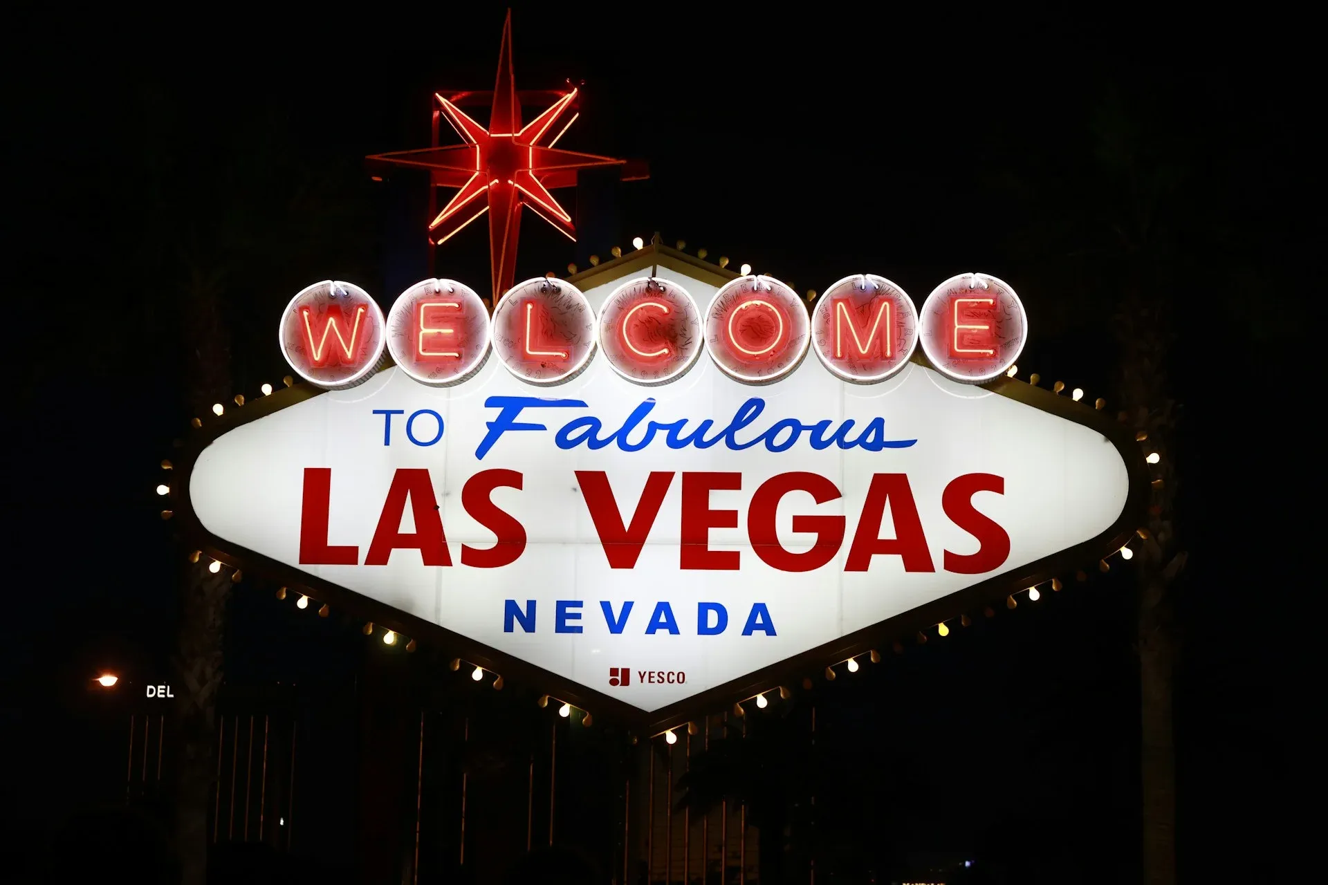 welcome to las vegas sign at night
