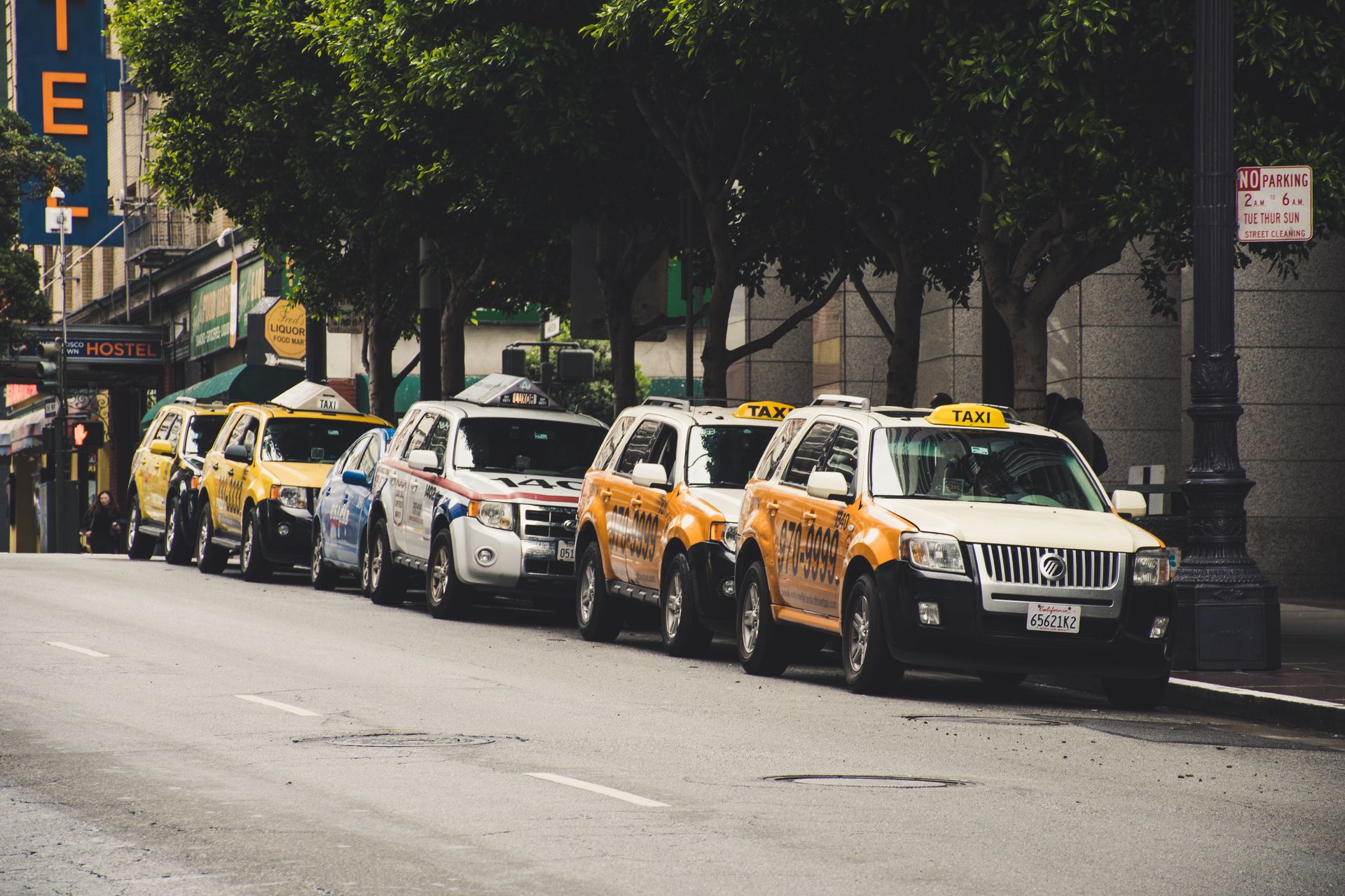 Airport Parking vs Taxi to the Airport: What is Cheaper?